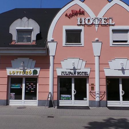 Komárom Tulipan Panzio Bed & Breakfast エクステリア 写真