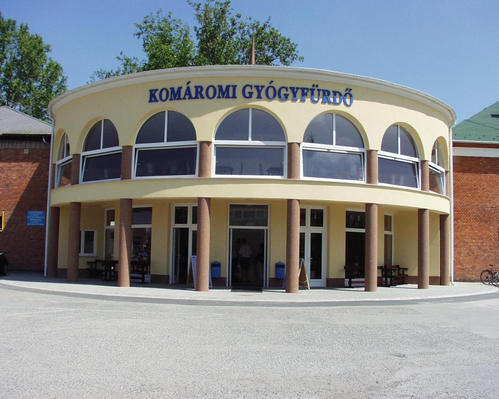 Komárom Tulipan Panzio Bed & Breakfast エクステリア 写真