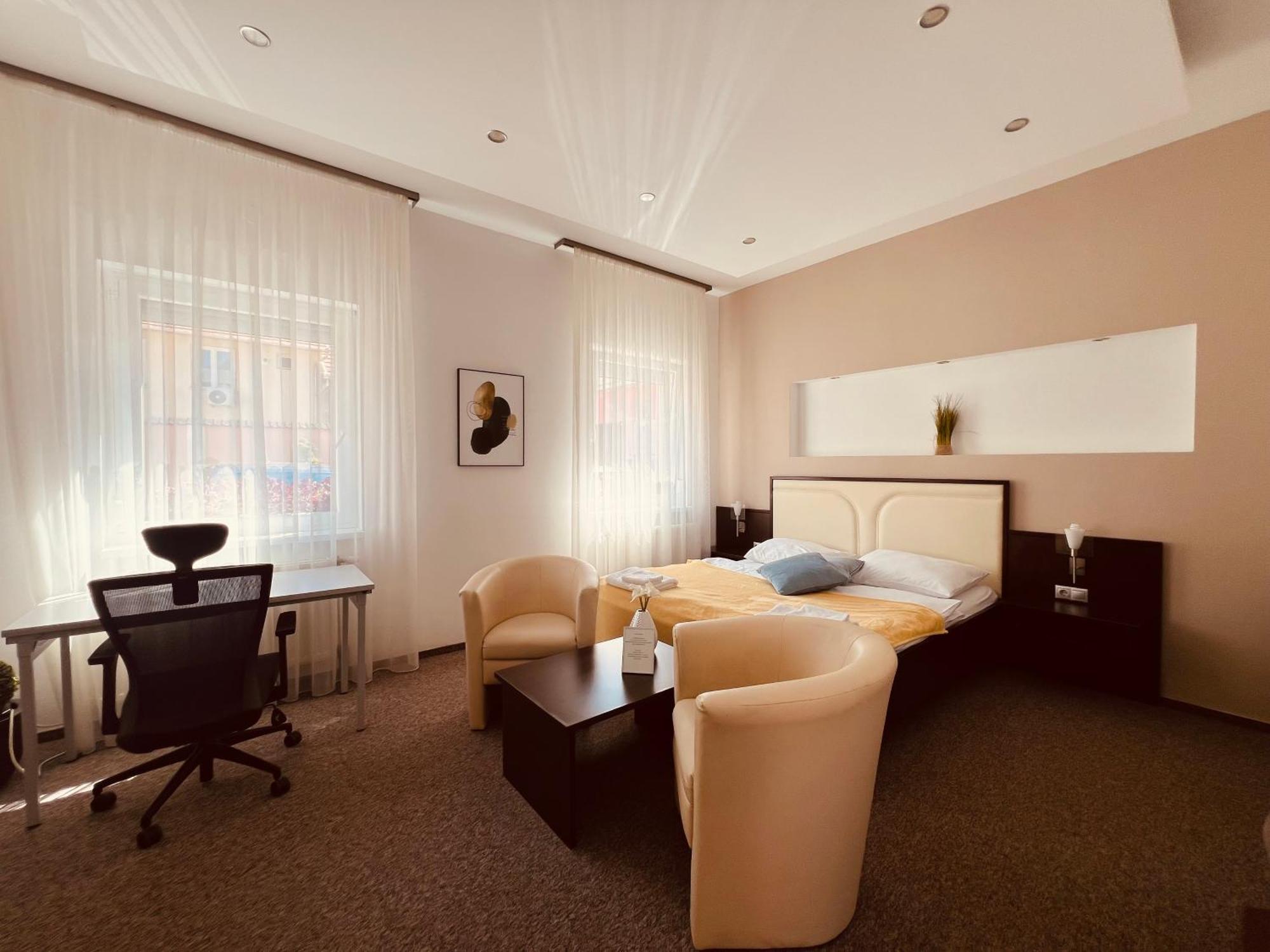 Komárom Tulipan Panzio Bed & Breakfast エクステリア 写真