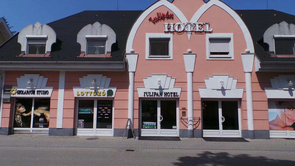 Komárom Tulipan Panzio Bed & Breakfast エクステリア 写真