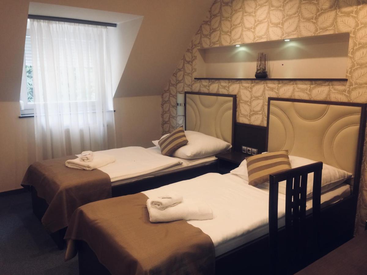 Komárom Tulipan Panzio Bed & Breakfast エクステリア 写真