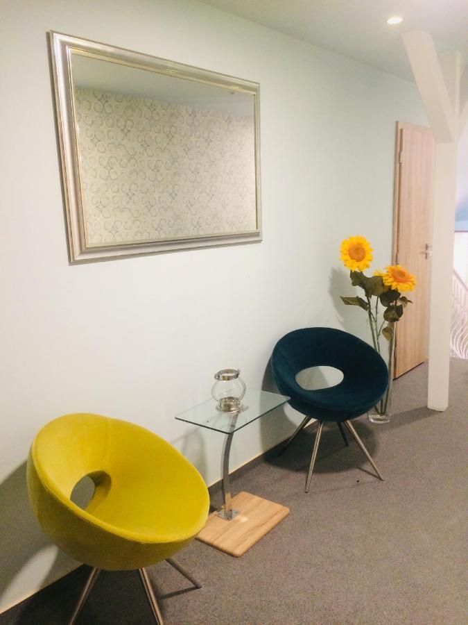 Komárom Tulipan Panzio Bed & Breakfast エクステリア 写真