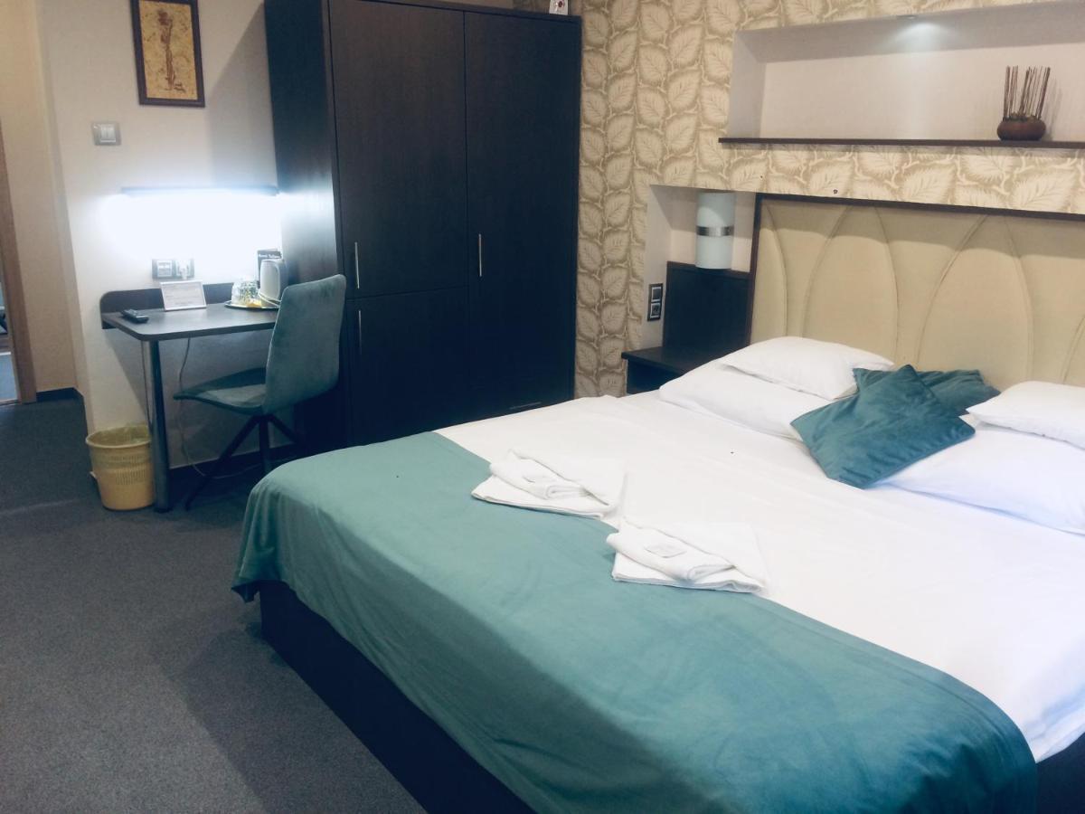 Komárom Tulipan Panzio Bed & Breakfast エクステリア 写真